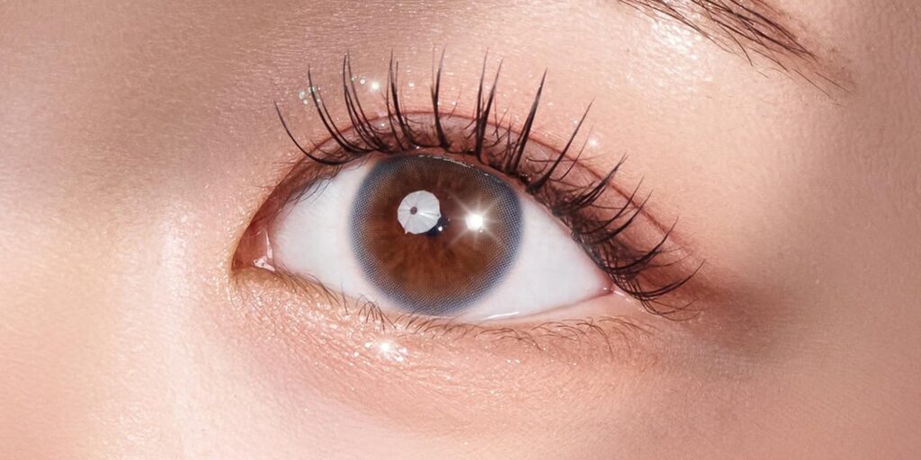Sisse Momo Neptune colored contacts for dark eyes deliver a subtle enhancement with smooth blending and a lightweight feel. The breathable design supports long wear while maintaining a clean and natural appearance.