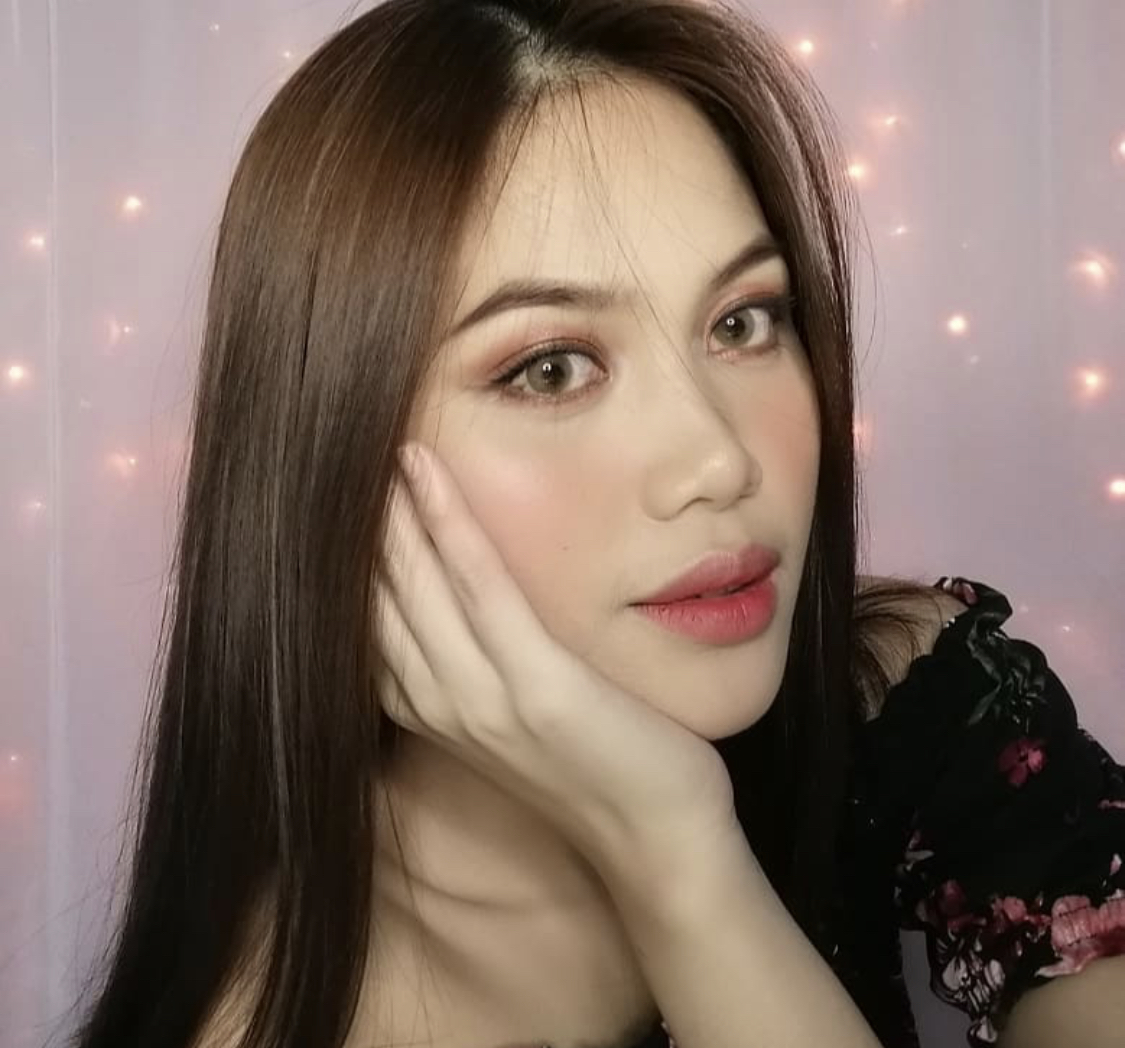 EOS Hidrocor Brown monthly colored contacts for dark eyes use a clean color field with a warm brown shade for clear visibility. The color shows well without looking harsh, creating a soft and wearable finish.