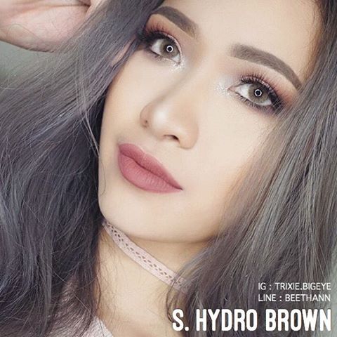 EOS Hidrocor Brown monthly colored contacts for dark eyes use a clean color field with a warm brown shade for clear visibility. The color shows well without looking harsh, creating a soft and wearable finish.
