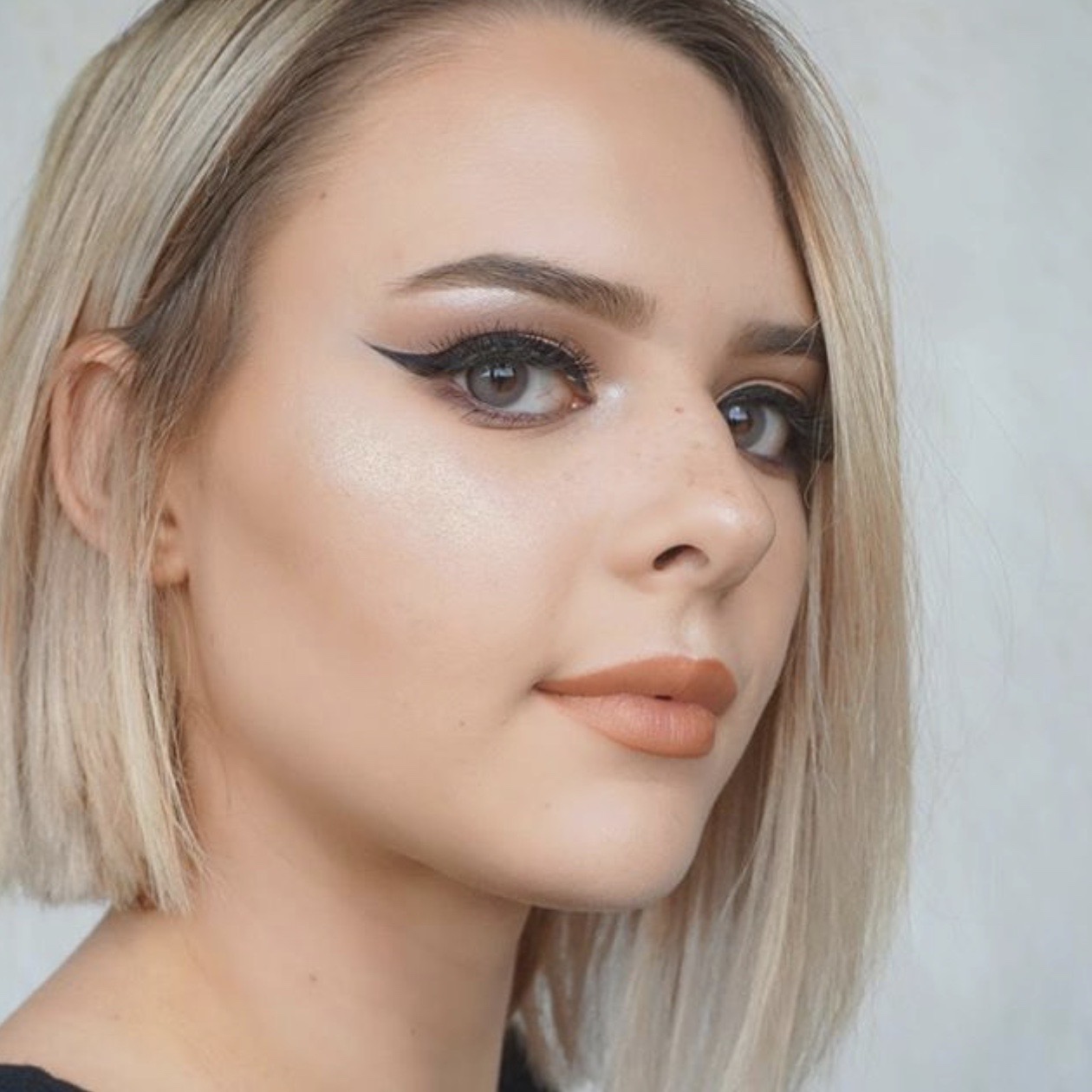 EOS Hidrocor Gray monthly colored contacts for dark eyes deliver a soft gray tone with a smooth, uniform finish. The result remains polished and natural for everyday wear.