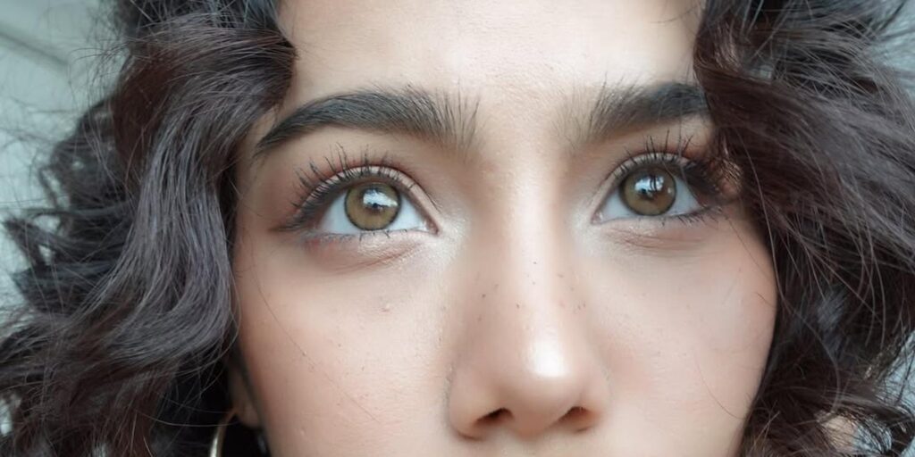 Advanced colored contacts for dark eyes with moisture support and smooth finish. Available in powers 0.00 to -10.00.