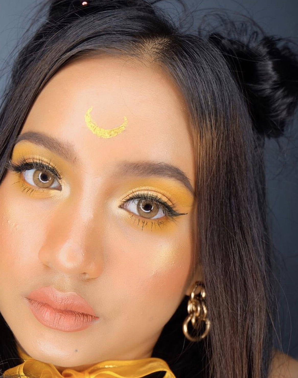 Dreamcolor Moonlight Brown monthly colored contacts enhance dark eyes with a soft limbal ring and blend for a defined look. Available in powers 0.00 to -10.00.
