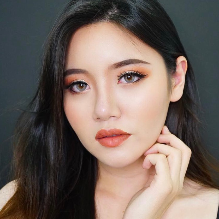 Solona 3T Gray colored contacts for dark eyes feature a natural color blend with three-tone depth that adds dimension and smooth transition.