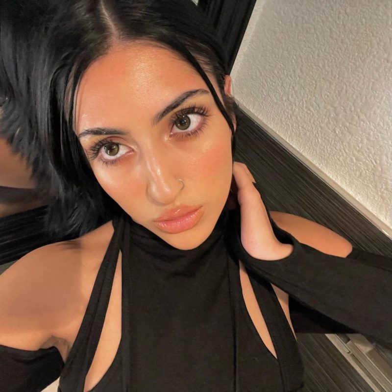 Uria Earl Gray Yearly Colored Contacts - Image 2