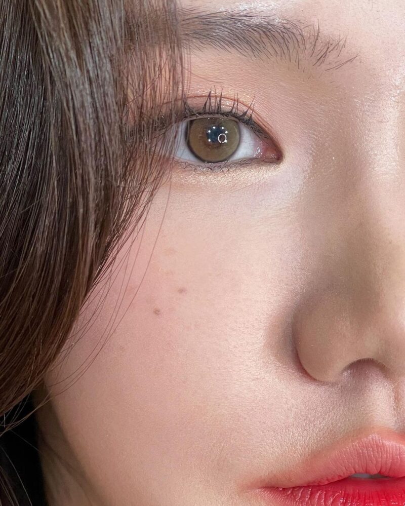 Uria Earl Gray Yearly Colored Contacts - Image 3
