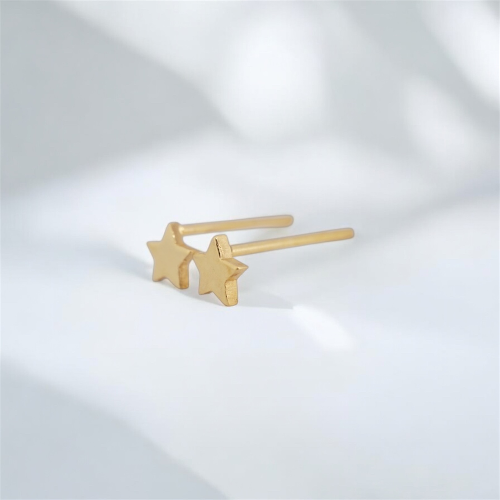 20K solid gold star stud earrings in Au 900 yellow gold. Dainty celestial minimalist earrings with polished shine, perfect everyday fine jewelry gift.