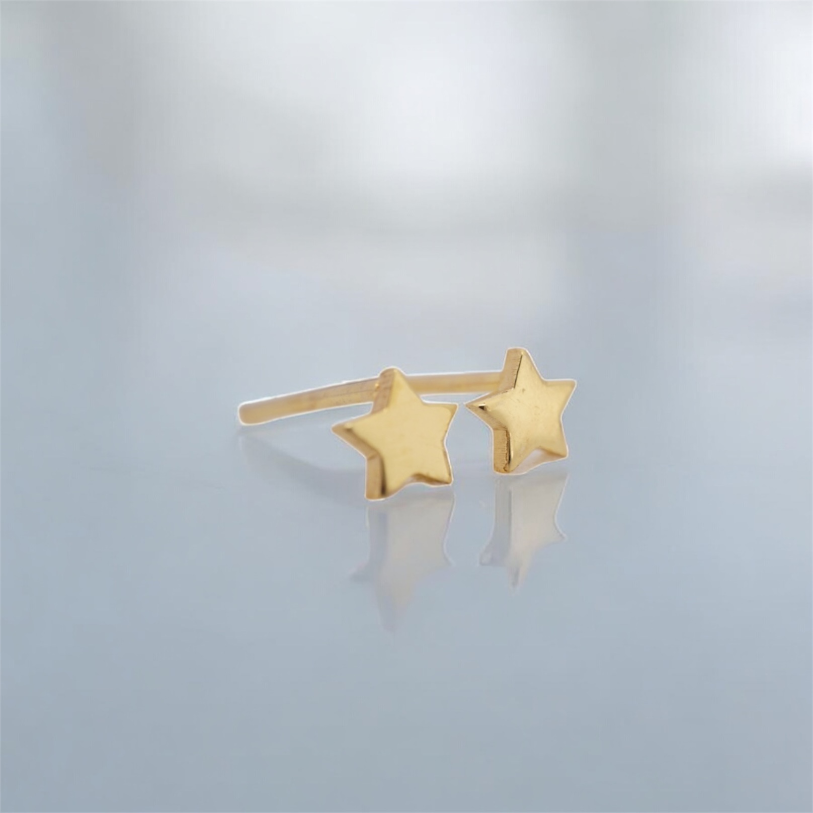 20K solid gold star stud earrings in Au 900 yellow gold. Dainty celestial minimalist earrings with polished shine, perfect everyday fine jewelry gift.