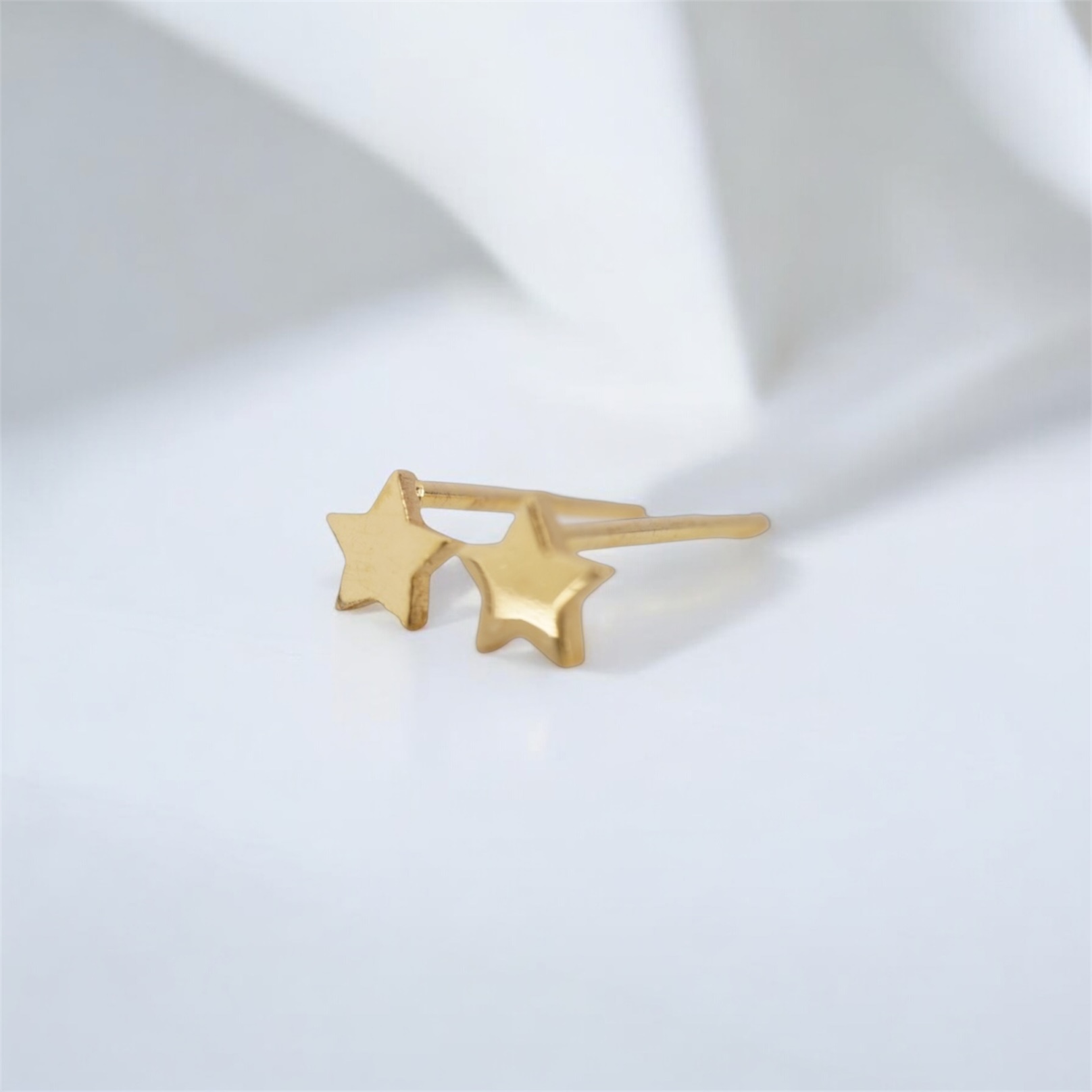 20K solid gold star stud earrings in Au 900 yellow gold. Dainty celestial minimalist earrings with polished shine, perfect everyday fine jewelry gift.