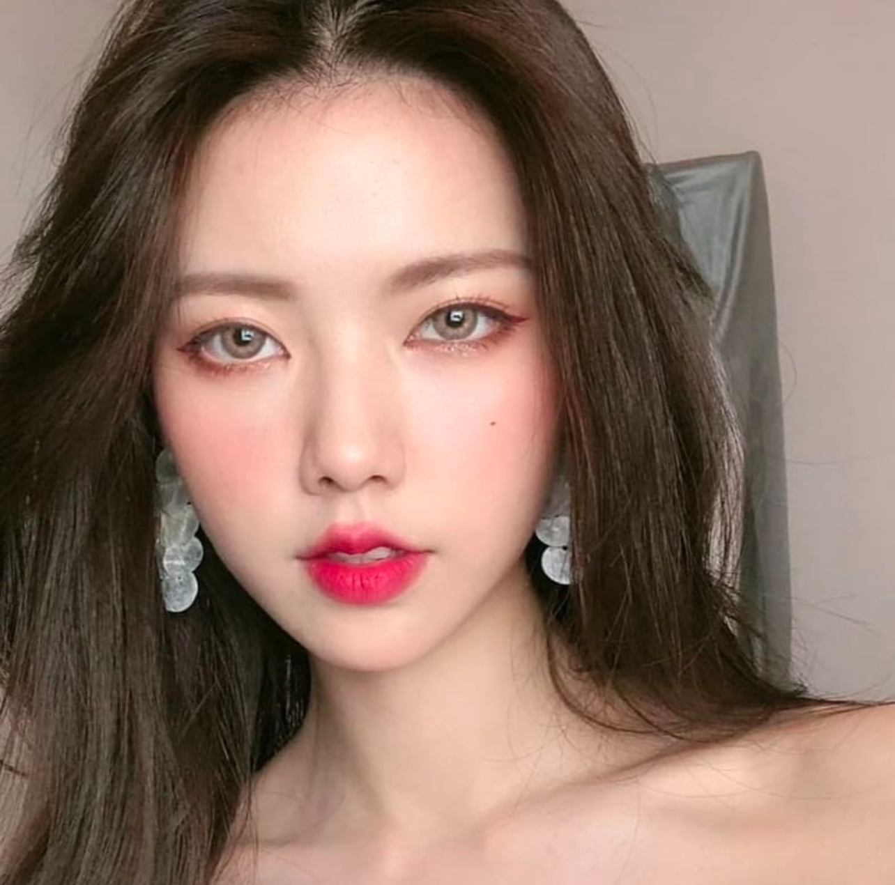 Kitty Kawaii Jasper Brown colored contacts for dark eyes provide a bright brown tone that adds warmth and a soft glow to your eyes.