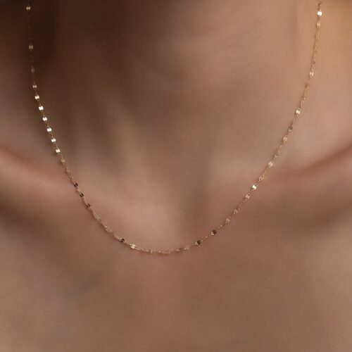 18K solid gold sparkle chain in yellow or white gold. A dainty, light-catching kiss link necklace with high-polish shine for elegant daily wear or layering.