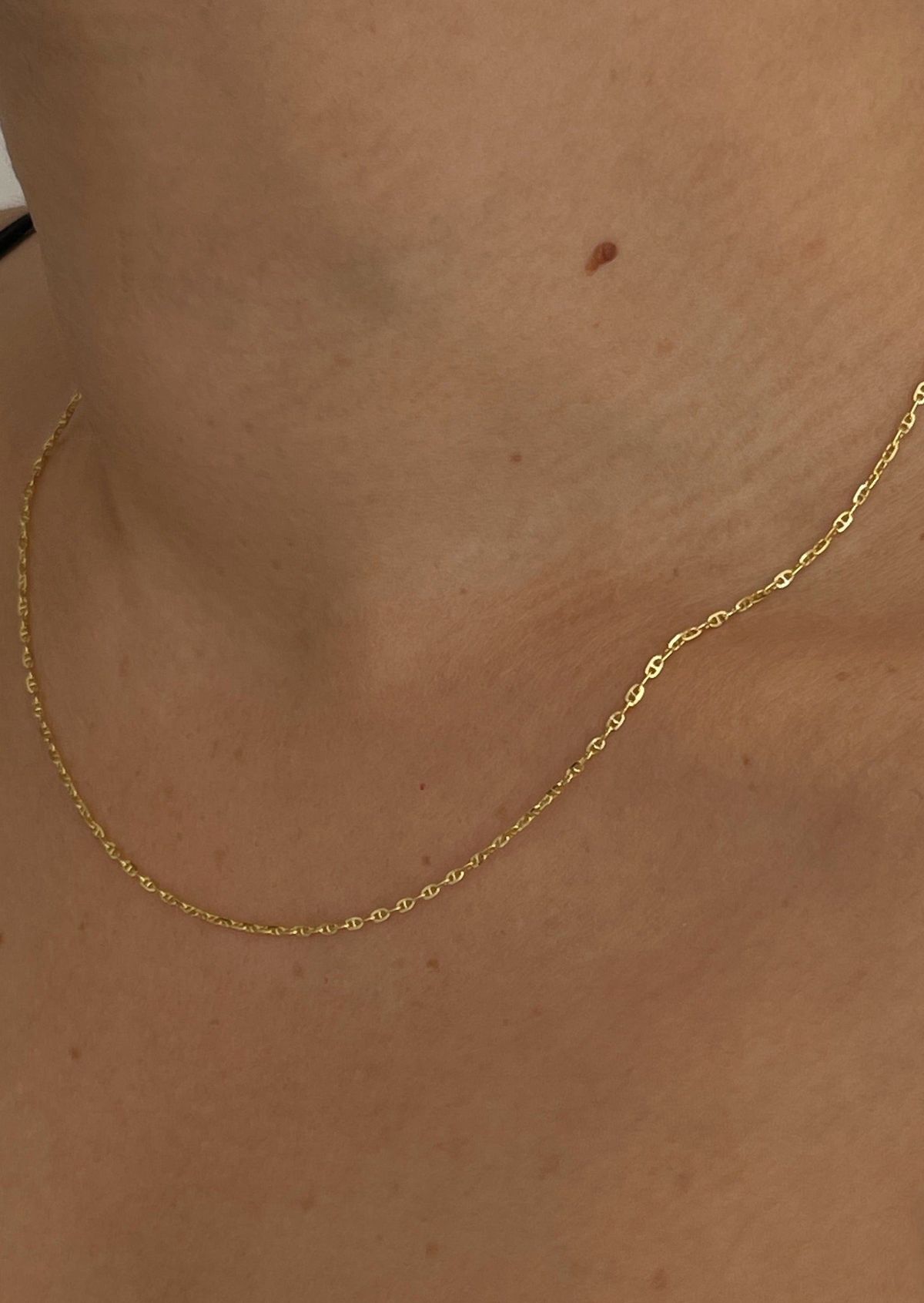 9K solid gold Gucci mariner link chain necklace in Au 375 real gold. Elegant anchor chain with polished shine, minimalist design, perfect daily wear.