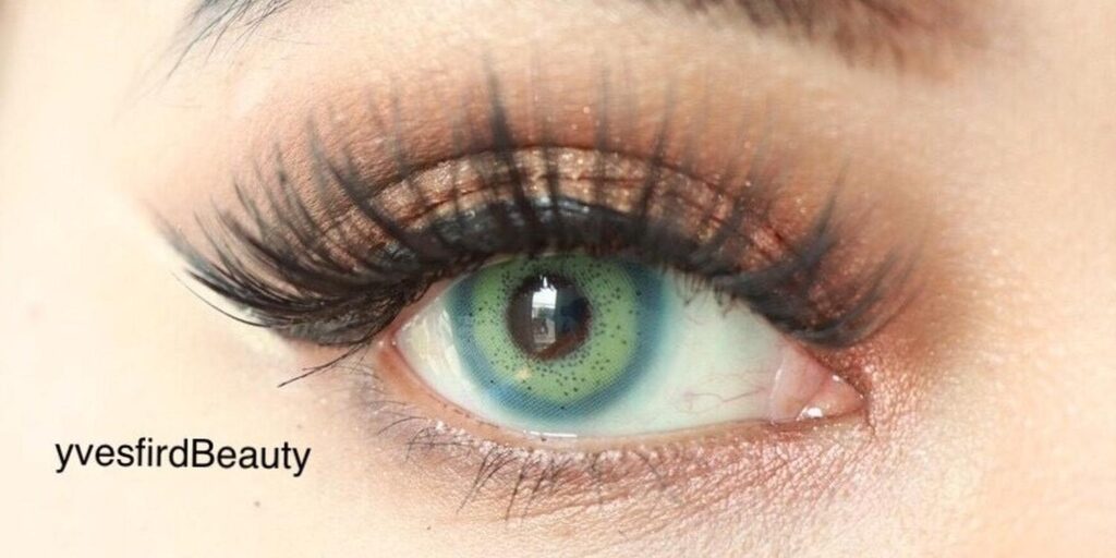 Pitchy Batis Blue monthly colored contacts for dark eyes use a detailed spot pattern with a realistic blend to keep their ocean blue tone visible. The structured print keeps the color defined and polished. This design ensures the shade stands out clearly in both photos and real life while remaining balanced enough for comfortable daily wear.