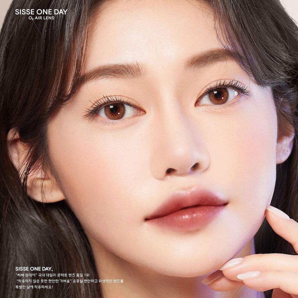 Sisse Babe Apricot Colored Contacts for Dark Eyes offer soft apricot tone with fresh daily wear and clean comfort. Easy no-care use. Available in powers 0.00 to -10.00.