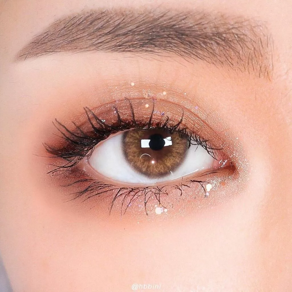 Sisse Babe Apricot yearly colored contacts enhance dark eyes with green and apricot tones for a soft, glowing look. Available in powers 0.00 to -10.00