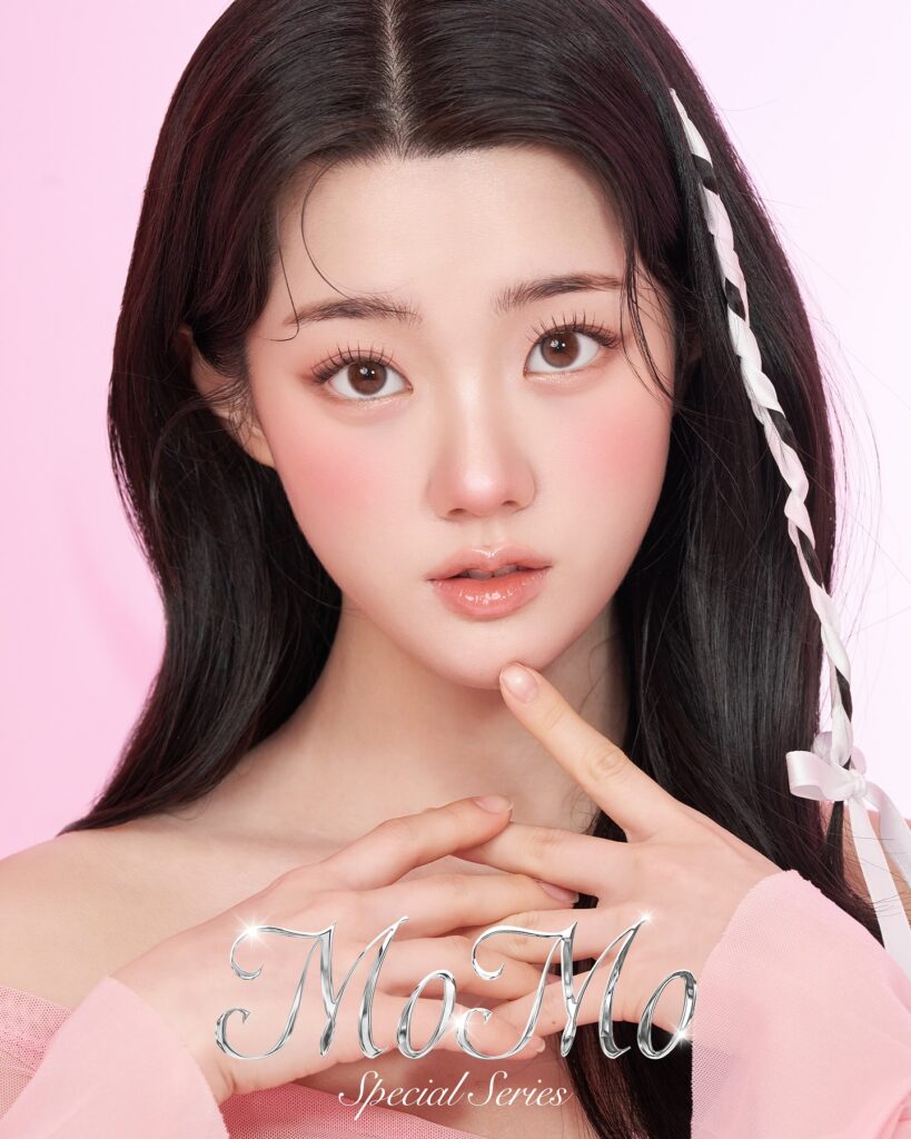Sisse Momo Moon colored contacts for dark eyes create a soft, luminous tone that enhances your eyes with subtle brightness. The design balances color visibility and comfort, making it ideal for daily wear while maintaining a smooth and natural finish.