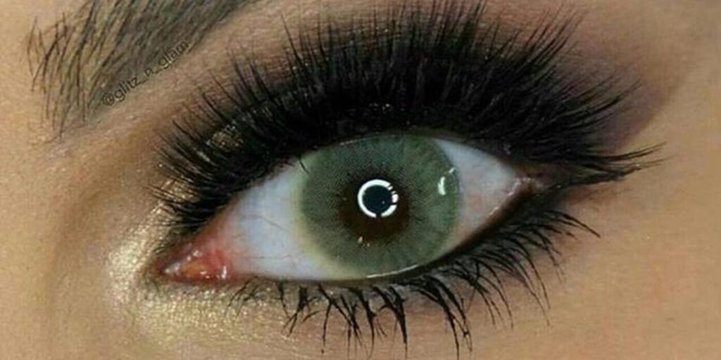 EOS Hidrocor Green monthly colored contacts for dark eyes use strong pigment with a smooth transition to maintain an olive green shade. The finish stays lively yet balanced.