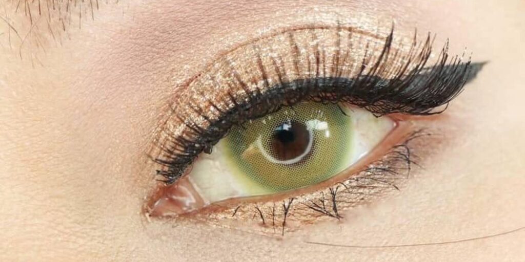 Pitchy Sweety Spatax Green monthly colored contacts for dark eyes use full coverage and contrast to maintain a bright green tone. The color stays lively without overpowering the eye. This makes it a reliable option for those seeking visible color with a balanced and realistic finish.