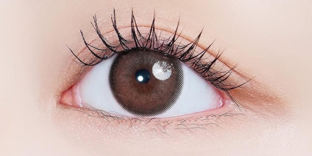 Sisse Jeje Bronze Pearl colored contacts for dark eyes offer a warm bronze tone with even blending and soft coverage. The breathable material supports all-day comfort while enhancing your eyes with a natural glow that feels light and easy to wear.
