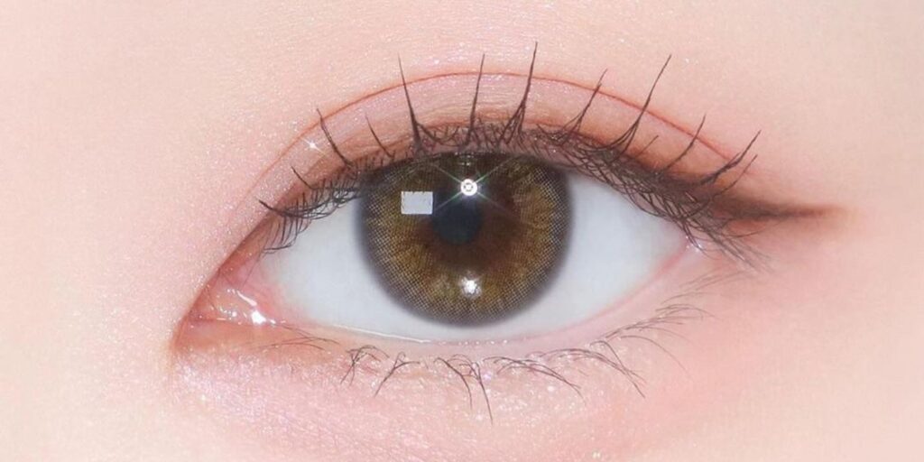 Sisse Gigi Cinnamon colored contacts for dark eyes provide a rich cinnamon tone with smooth blending and balanced coverage. The design enhances warmth and depth while maintaining a natural finish.