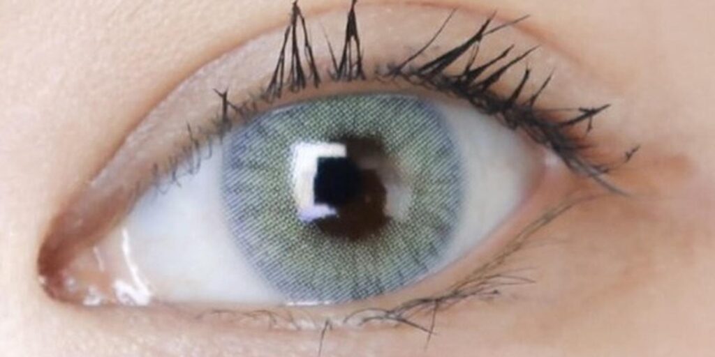Glamlens Russia Gray blue light contacts for dark eyes create a refined gray tone with smooth blending and even distribution. The design enhances eye definition while maintaining a natural appearance. The hyaluron lens structure supports comfort and hydration, making it suitable for extended wear.