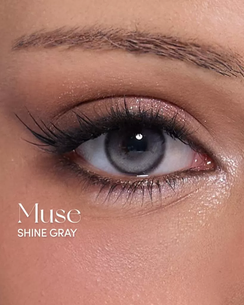 OLENS Muse Shine Gray colored contacts for dark eyes feature a soft gray tone with a subtle shine effect. The smooth blending enhances your eyes with a clean and radiant look while maintaining natural depth. The lens supports comfortable wear with a lightweight feel.