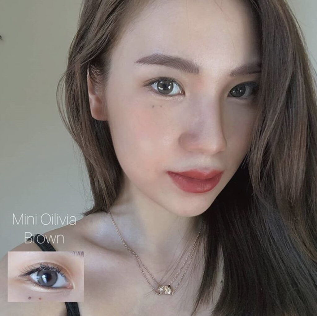Kitty Kawaii Olivia Brown Colored Contacts for Dark Eyes deliver a natural brown tone with smooth depth. The balanced design creates a refined look that remains subtle yet noticeable.