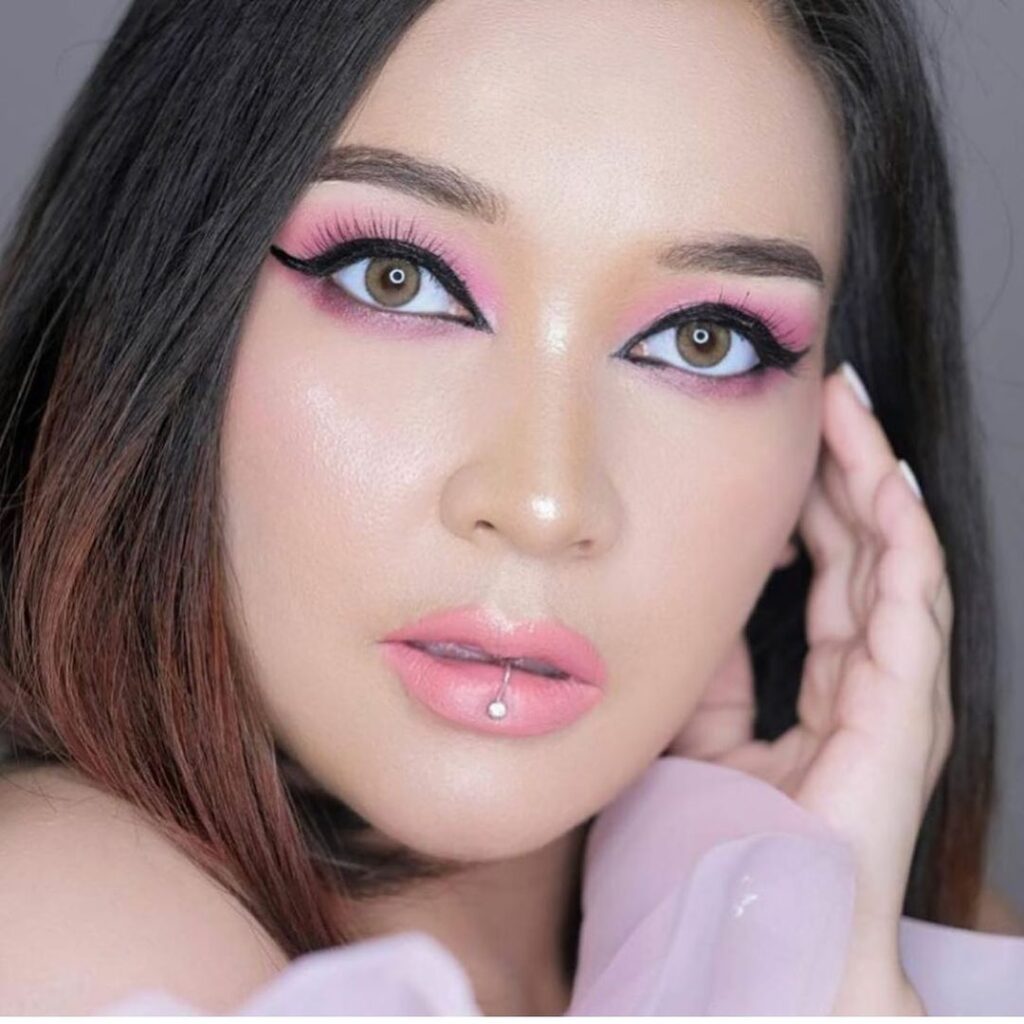 Kitty Kawaii Olivia Light Brown Colored Contacts for Dark Eyes feature a soft light brown tone with a smooth blend. The design creates a natural, flattering look that enhances warmth and brightness.