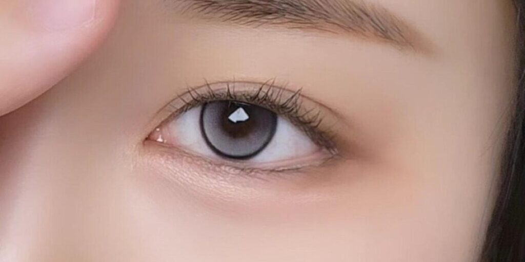MYFiPN Biv Charcoal colored contacts for dark eyes deliver a deeper charcoal tone with smooth blending and balanced coverage. The design enhances definition while maintaining a natural appearance. The lens feels comfortable for extended wear.