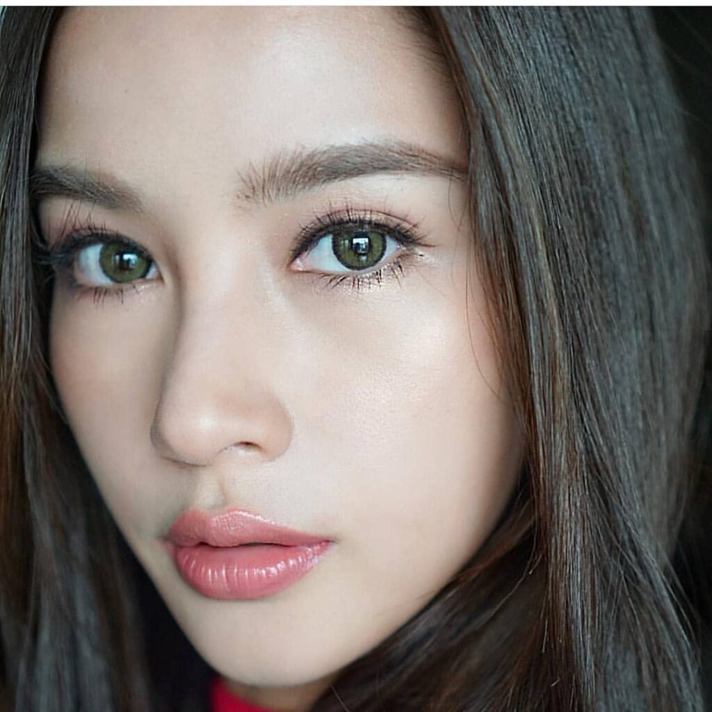 Dreamcolor Nobluk Brown colored contacts for dark eyes create a vibrant brown tone with strong payoff and smooth blending for a bold yet refined look. Available in powers 0.00 to -10.00.