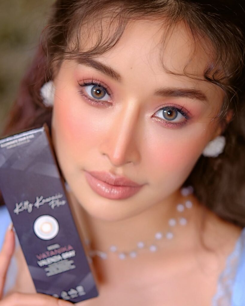 Kitty Kawaii Valenzia Gray Colored Contacts for Dark Eyes create a soft gray tone with a gentle enlarging effect. The color blends evenly for a smooth, natural finish that enhances depth without looking heavy, making it ideal for everyday styling.