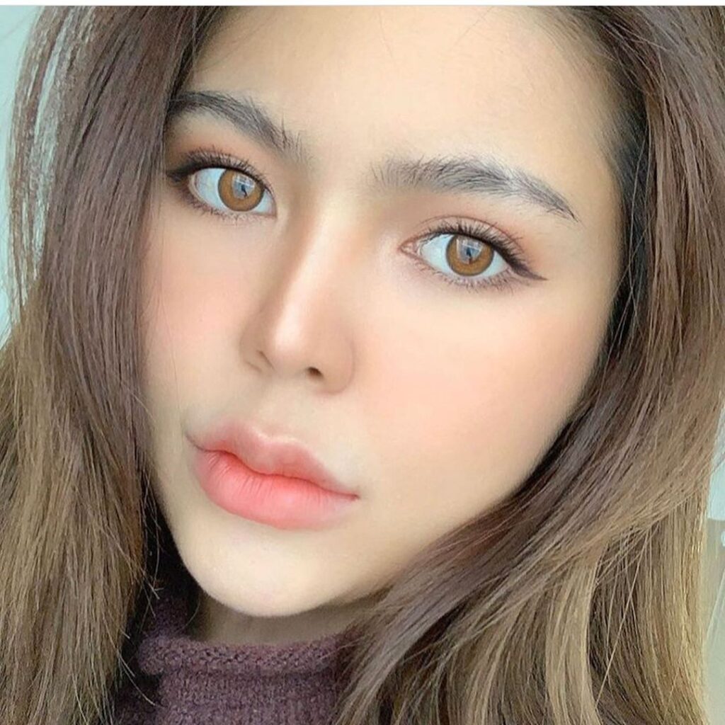 Sisse Bronze Pearl Brown Colored Contacts for Dark Eyes feature warm brown tone with soft glow and smooth blend. Natural daily look. Available in powers 0.00 to -10.00.
