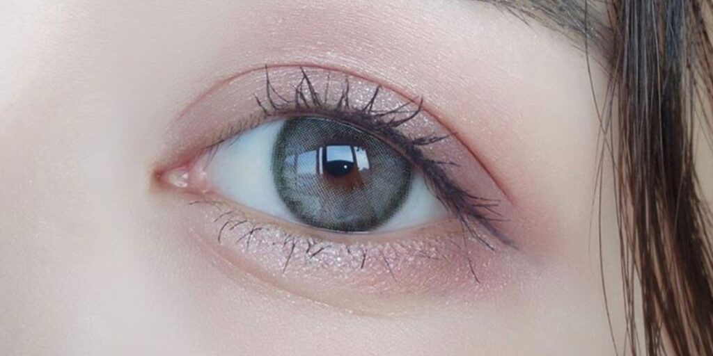 Designed for long-term use, Canna Roze Charcoal Gray Colored Contacts for Dark Eyes focus on durability and consistent color payoff. The material helps maintain clarity and stable tone over time, even with repeated wear. Ideal for users who prefer fewer replacements while keeping a bold, defined gray look. Available in powers 0.00 to -10.00.