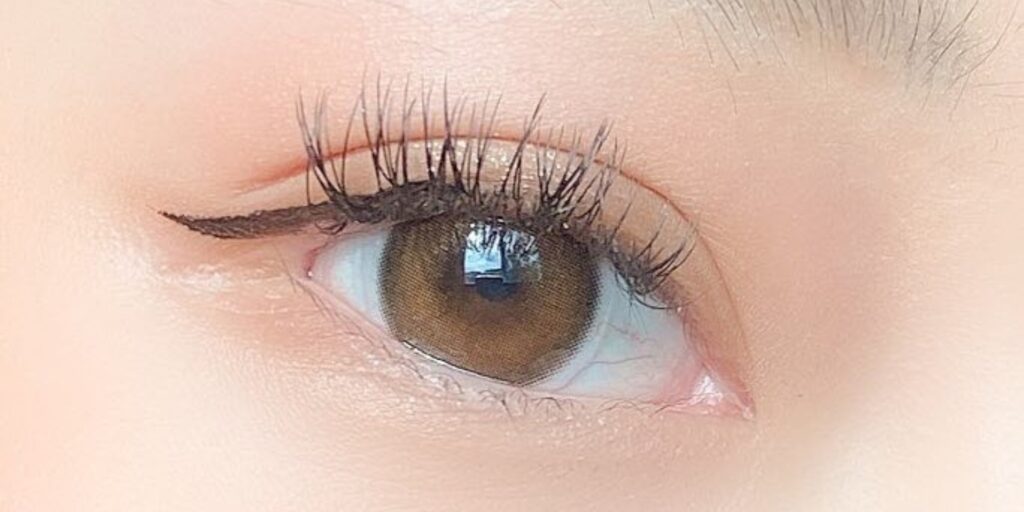 Sisse Jeje Bronze Pearl Colored Contacts for Dark Eyes feature soft bronze tone with lightweight feel and clean daily wear. Natural glow finish. Available in powers 0.00 to -10.00.