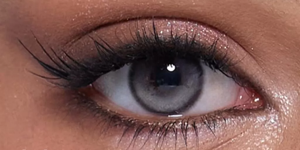 OLENS Muse Shine Gray colored contacts for dark eyes feature a soft gray tone with a subtle shine effect. The smooth blending enhances your eyes with a clean and radiant look while maintaining natural depth. The lens supports comfortable wear with a lightweight feel.
