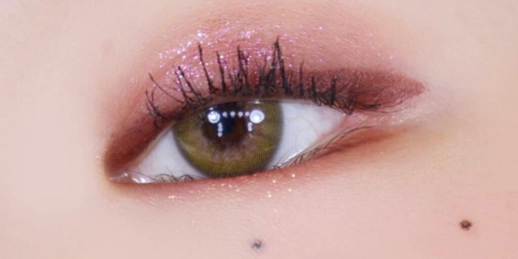 Sisse Spring Green monthly colored contacts for dark eyes give fresh green color with full coverage and smooth blend. Comfortable daily wear. Powers 0.00 to -10.00.