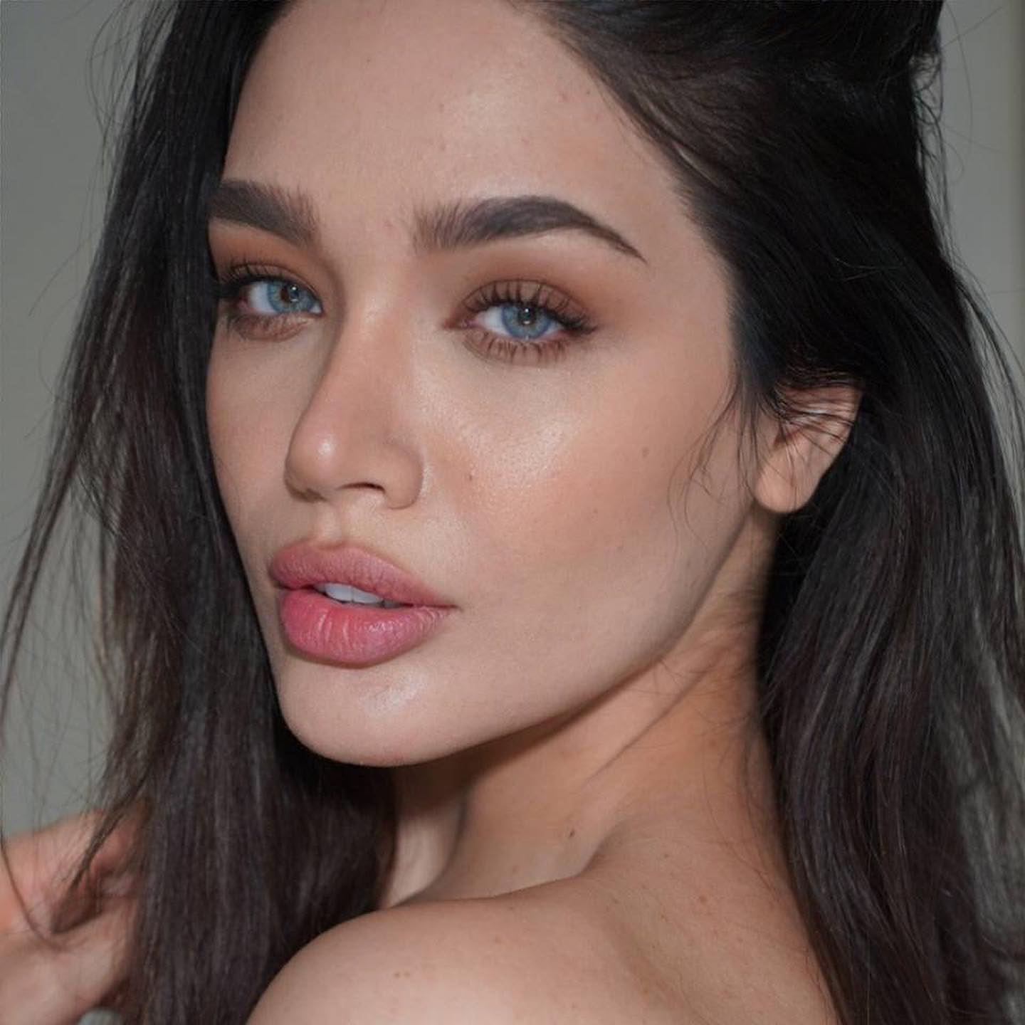 Explore Matia Premium Blue Monthly Colored Contacts for dark eyes. Create a fresh blue eye look with 60% water content and powers from 0.00 to -8.00.